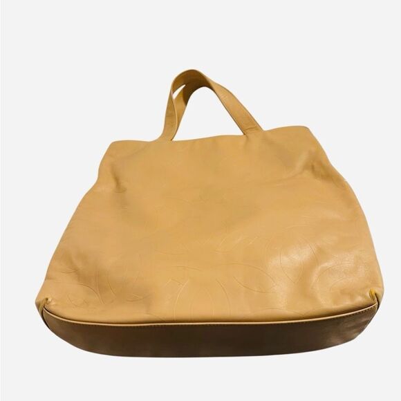 CHANEL Tan Tote Bag with Spacious Design - Picture 5 of 16